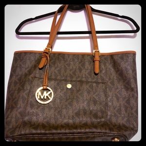 Brand MICHEAL KORS HAND BAG Used In Good Condition